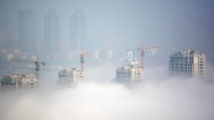 Un épais brouillard de pollution étouffe la ville de Rizhao, en Chine, le 15 mars 2016. (REUTERS)