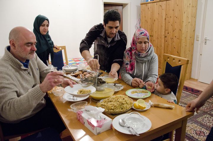 La famille Ashour et notre interprète autour de la table, le 4 février 2017 à Eberbach (Allemagne). (THOMAS BAIETTO / FRANCEINFO)