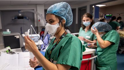 Des soignantes pendant leur service de nuit dans un service de réanimation, à l'hôpital Louis Mourier de Colombes (Hauts-de-Seine), le 5 mai 2021. (ALAIN JOCARD / AFP)