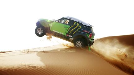 Stéphane Peterhansel (Mini) avale les dunes à haute vitesse (ERIC VARGIOLU / E.V.A.)