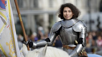 Mathilde Edey Gamassou dans le costume de Jeanne d'Arc, le 1er mai 2018 à Orléans (Loiret), à l'occasion des fêtes johanniques. (GUILLAUME SOUVANT / AFP)