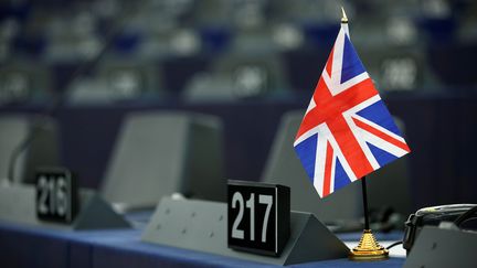 Un drapeau britannique est posé sur un bureau du Parlement européen, avant un débat des députés sur le Brexit, le 16 janvier 2019 à Strasbourg (Bas-Rhin). (VINCENT KESSLER / REUTERS)