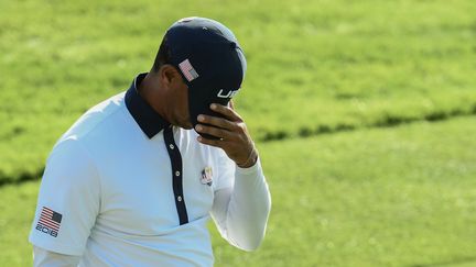 Tiger Woods se lamente après avoir perdu un match, lors de la Ryder Cup, le 29 septembre 2018, à Saint-Quentin-en-Yvelines.&nbsp; (FRANCK FIFE / AFP)