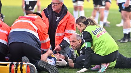 Un protocle commotion lors d'un match de Top 14 en rugby, le 4 mars 2023. (ST?PHANIE PARA / MAXPPP)