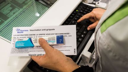 Une pharmacienne délivre un vaccin contre la grippe dans une pharmacie de Ribérac (Dordogne), le 14 octobre 2020.&nbsp; (BURGER / PHANIE / AFP)