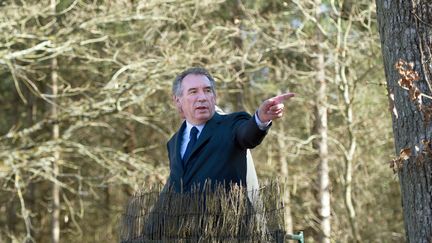 J-41 En campagne &agrave; la campagne, Fran&ccedil;ois Bayrou, le candidat du MoDem visite une for&ecirc;t &agrave; Vrigny (Loiret), le 26 mars 2012. (BERTRAND LANGLOIS / AFP)