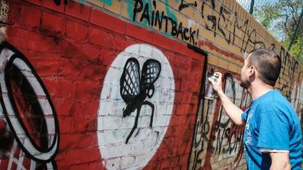 Graffeur anti-nazi du groupe #Paintback à Berlin (2017)
 (Sophia Kembowski / dpa / AFP)