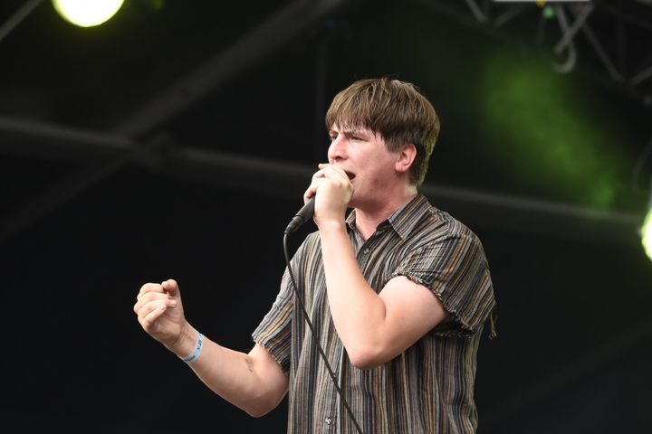 Lee Broadbent, le chanteur du groupe de rock indépendant venu de Manchester Cabbage, vendredi sur la scène Cascade de Rock en Seine 2017.
 (Olivier Flandin / FTV)