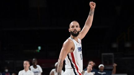 Evan Fournier lors de la demi-finale des Jeux olympiques face à la Slovénie, jeudi 5 août 2021.&nbsp; (ARIS MESSINIS / AFP)