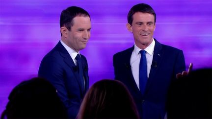 Les deux finalistes de la primaire de la gauche, Benoît Hamon et Manuel Valls, lors du débat de l'entre-deux-tours, le 25 janvier 2017 sur France 2. (FRANCE 2)