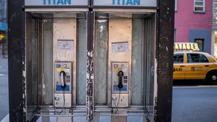 Deux cabines téléphoniques&nbsp; dans une rue de New York (USA).Photo d'illustrration. (VICTOR FRAILE RODRIGUEZ / CORBIS NEWS)