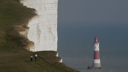 Un couple se balade le long des&nbsp;falaises "Seven Sisters" près de Eastbourne, dans le Sussex (Angleterre), le 1er septembre 2011.&nbsp; (LUKE MACGREGOR / REUTERS)