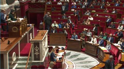 Vendredi 22 juillet, le texte de loi concernant le pouvoir d’achat a été&nbsp;adopté&nbsp;par les députés.&nbsp;Caroline Motte est en duplex du palais Bourbon, à Paris pour raconter les conditions du vote de la loi. (FRANCE 3)