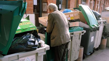 &nbsp; (Aucune loi n'interdit de fouiller dans les poubelles © Maxppp)