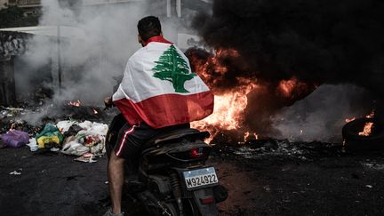 Après l'annonce de la démission de Saad Hariri, ses partisians se sont rassemblés dans les quartiers sunnites de Beyrouth (Liban) en bloquant des routes et incendiant des poubelles, le 15 juillet 2021. (NICOLAS CLEUET / HANS LUCAS / AFP)