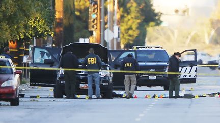 Des enquêteurs du FBI examinent le véhicule dans lequel les deux suspects de la tuerie de San Bernardino ont pris la fuite, le 3 décembre 2015, en Californie. (MIKE BLAKE / REUTERS)