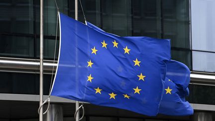 Le drapeau européen dressé à Bruxelles (Belgique) le 9 septembre 2022. (JOHN THYS / AFP)