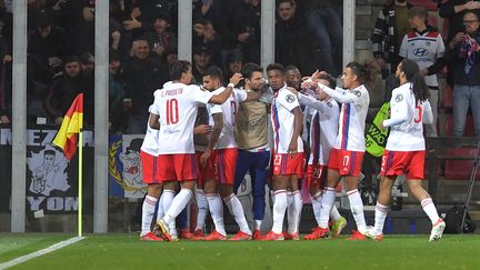 L'Olympique lyonnais célèbre sa victoire face au Sparta Prague en Ligue Europa, jeudi 21 octobre. (MICHAL CIZEK / AFP)