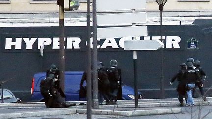 Des membres de la police devant l'&eacute;picerie casher o&ugrave; une prise d'otages a eu lieu le 9 janvier 2015. (THOMAS SAMSON / AFP)