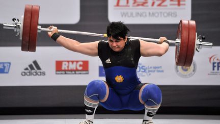 C'est impressionnant mais pas si grave... L'Arm&eacute;nienne&nbsp;Hripsime Khurshudyan s'est d&eacute;bo&icirc;t&eacute; l'&eacute;paule aux championnats du monde d'halt&eacute;rophilie dans la cat&eacute;gorie des +75 kg &agrave; Marne-la-Vall&eacute;e (Seine-et-Marne), le 13 novembre. (ETIENNE LAURENT / EPA / MAXPPP)