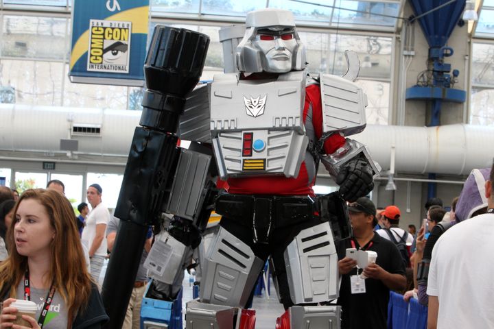 Au Comic-Con 2016, un cosplayer en costume de "Transformer" se promène dans les allées de la convention. (BILL WECHTER / AFP)