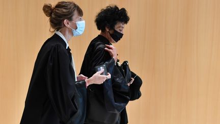 Les avocates Zoe Royaux (à gauche) et Isabelle Coutant-Peyre (à droite) arrivent au palais de justice de Paris, le 2 septembre 2020, pour le procès des attentats de 2015.&nbsp; (ALAIN JOCARD / AFP)