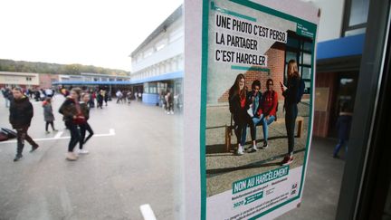 Une affiche contre le harcèlement scolaire&nbsp;au lycée Fernel, à Clermont&nbsp;(Oise), en novembre 2019. (MAXPPP)