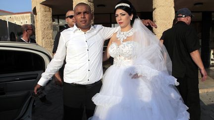 Mahmoud Mansour (&agrave; g.) et&nbsp;Morel Malka,&nbsp;apr&egrave;s leur mariage, &agrave; Jaffa (Isra&euml;l), le 17 ao&ucirc;t 2014.&nbsp; (STRINGER / ANADOLU AGENCY / AFP)