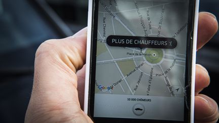 L'application Uber sur un smartphone, en janvier 2016. (GEOFFROY VAN DER HASSELT / AFP)