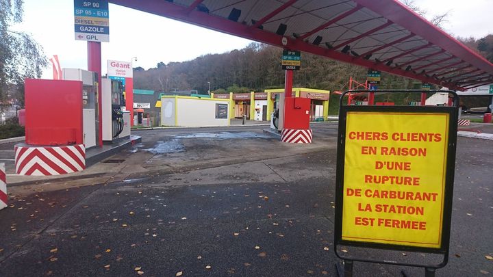 Une station-essence fermée dans le Finistère, le 1er décembre 2019. (ROMEO VAN MASTRIGT / RADIO FRANCE)