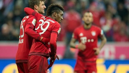 Buteur, le jeune français Kingsley Coman est félicité par son coéquipier allemand, Thomas Müller. (SVEN HOPPE / DPA)