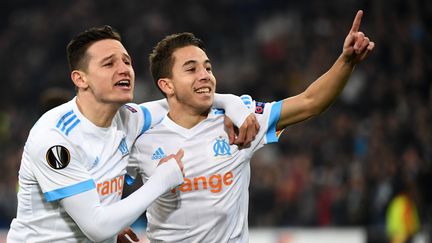 Florian Thauvin, auteur du 3e but marseillais, remercie son passeur.  (BORIS HORVAT / AFP)