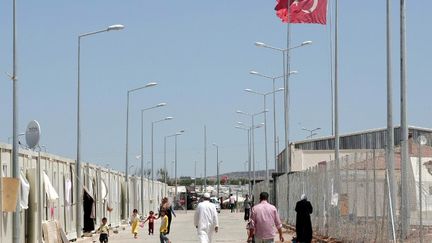 Des r&eacute;fugi&eacute;s syriens au camp de Kilis, en Turquie, pr&egrave;s de la fronti&egrave;re syrienne, le 20 juin 2012. (ADEM ALTAN / AFP)