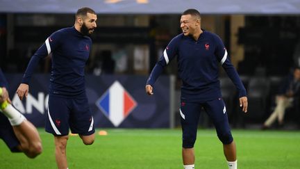 Karim Benzema et Kylian Mbappe à l'entraînement lors de la Ligue des nations 2021. (FRANCK FIFE / AFP)