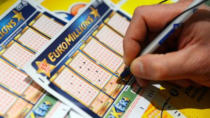 Un homme rempli une grille d'Euromillions, &agrave; Tours (Indre-et-Loire), le 5 novembre 2012. (ALAIN JOCARD / AFP)