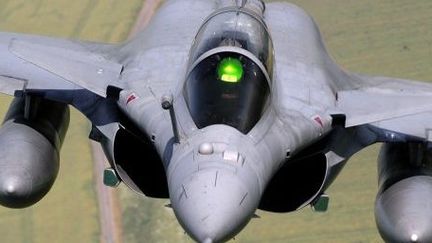 Le Rafale prêt à survoler Paris, à l'occasion du défilé du 14 Juillet 2012.  (AFP/BORIS HORVAT)