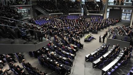 Zoni Weisz, Néerlandais d'origine rom, évoque devant le Bundestag la persécution des gens du voyage (AFP PHOTO - JOHN MACDOUGALL)