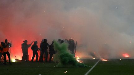 Les CRS sur la pelouse de Geoffroy-Guichard, le 29 mai 2022. (JEAN-PHILIPPE KSIAZEK / AFP)