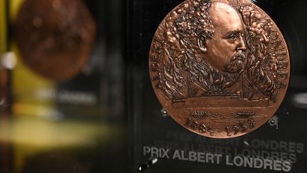 La médaille du prix Albert Londres, décerné lundi 15 novembre 2021 à la journaliste&nbsp;franco-libanaise Caroline Hayek. (DOMINIQUE FAGET / AFP)