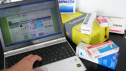 Les pharmacies en ligne doivent &ecirc;tre adoss&eacute;es &agrave; des &eacute;tablissements "en dur" et sont r&eacute;pertori&eacute;es sur le site du minist&egrave;re de la Sant&eacute;. ( MAXPPP)