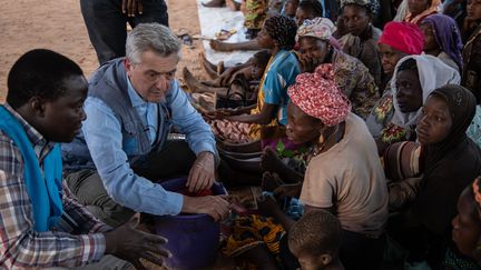 Le Haut-Commissaire de l'ONU pour les réfugiés, Filippo Grandi, lors de sa rencontre avec des déplacés au Burkina Faso, le 2 février 2020. (OLYMPIA DE MAISMONT / AFP)