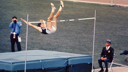 L'Américain Dick Fosbury franchit la barre avec son fameux "flop" et remporte la médaille d'or du saut en hauteur lors de l'épreuve d'athlétisme des Jeux olympiques de Mexico, le 20 octobre 1968. (AFP)