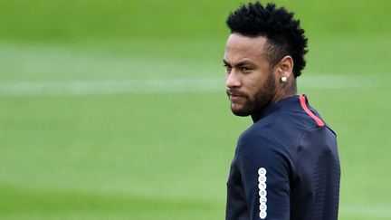 Le footballeur Neymar, avec le maillot du PSG, le 17 août 2019 à Paris. (FRANCK FIFE / AFP)