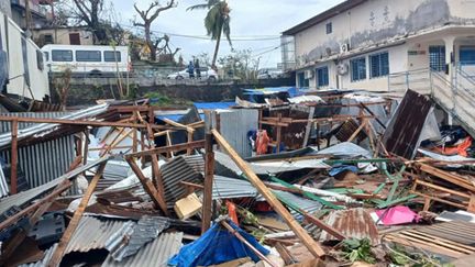 Mamoudzou dévastée par le cyclone Chido qui a frappé Mayotte, le 14 décembre 2024. (DANIEL MOUHAMADI / AFP)