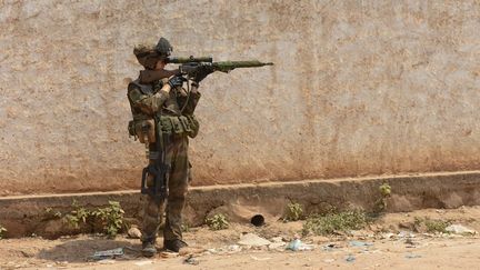 Un soldat fran&ccedil;ais en faction &agrave; Bangui, la capitale centrafricaine, le 22 d&eacute;cembre 2013.&nbsp; (MIGUEL MEDINA / AFP)