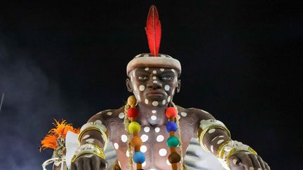 Un personnage sur un char de l'école Unidos de Padre Miguel, le 22 avril 2022. (WILLIAM VOLCOV / BRAZIL PHOTO PRESS / AFP)