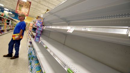 Les rayonnages de bouteilles d'eau ont été vidés dans ce supermarché avant l'arrivée de l'ouragan Matthew à South Daytona, en Floride (Etats-Unis), le 6 octobre 2016. (PHELAN EBENEHACK / REUTERS)