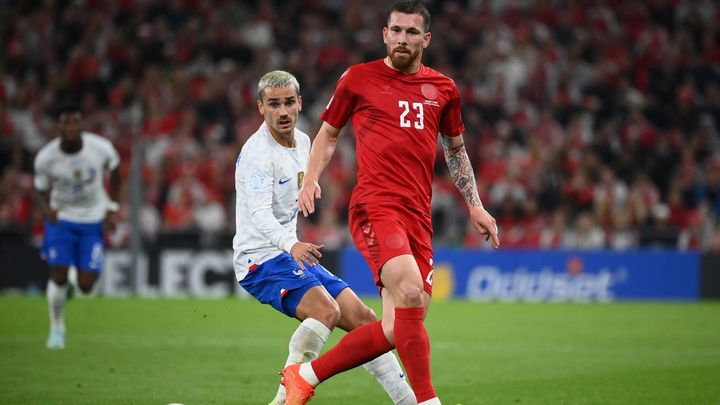 Pierre-Emile Hojbjerg devance Antoine Griezmann lors de Danemark-France, le 25 septembre à Copenhague.&nbsp; (FRANCK FIFE / AFP)