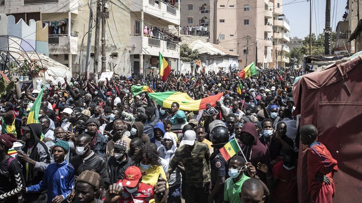 Supporters of Ousmane Sonko demonstrate in Dakar (Senegal) after the opponent's release and his placement under judicial control, March 8, 2021. (JOHN WESSELS / AFP)