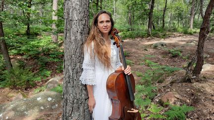 La violoncelliste Olivia Gay dans la forêt de Fontainebleau, en juillet 2023. (ANNE CHEPEAU / RADIO FRANCE)